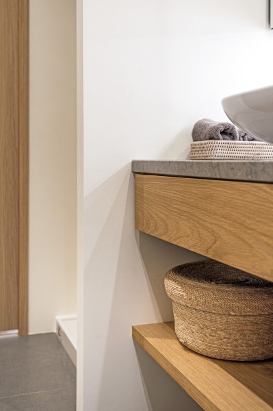 洗面化粧台はキッチンと同じユナイテッドアローズ社オリジナルデザインで制作し、統一感のある住まいを実現しました。