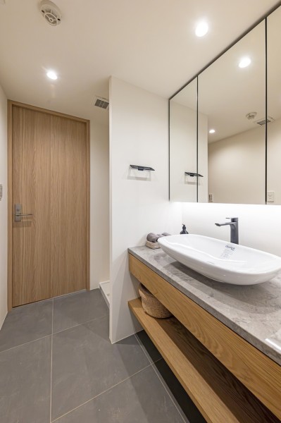 スタイリッシュに富んだ、トレンド感もある空間づくりを叶えた洗面スペースです。入浴後の豊かな時間を演出し、心からくつろげるプライベート空間です。