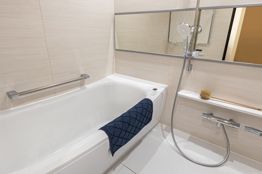 横長ミラーの効果で実際のサイズよりも広がりを感じるバスルームです。暖房・涼風・換気・乾燥機能付きで1年中快適なバスタイムをお楽しみいただけます。