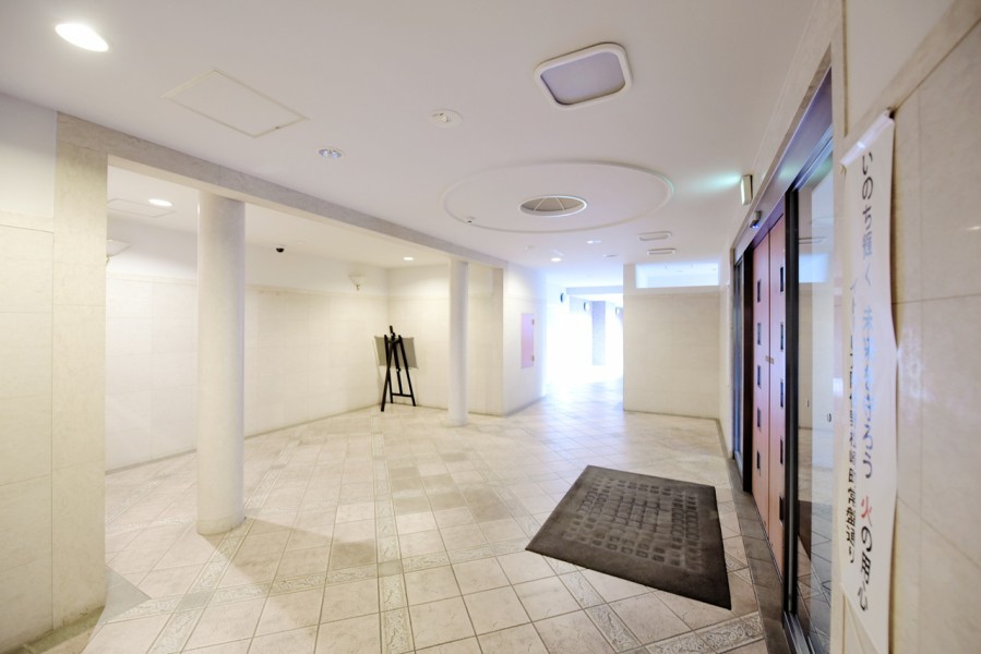 清潔に保たれたマンションエントランスロビー。爽やかな光と風を採り入れ、グレードの高さを誇っています。お手入れが行き届いた綺麗な共用部分です。