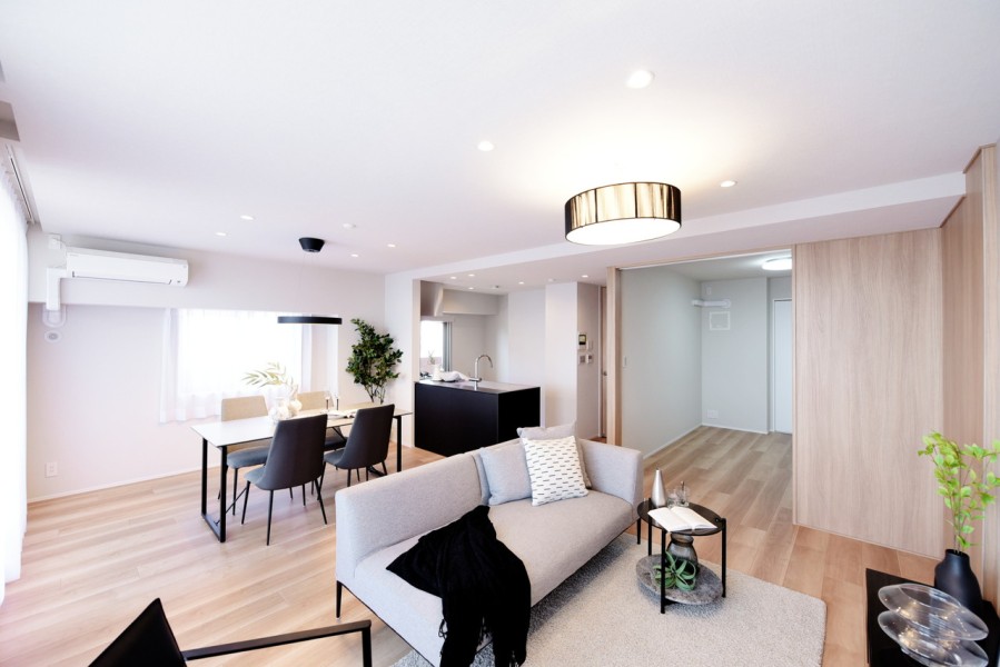 形の整った凹凸のないリビングで家具の配置もしやすくなっています。自然な色味の内装に仕上げていますので、どんな家具とも相性がよく、お好みのインテリアで空間を演出できます。