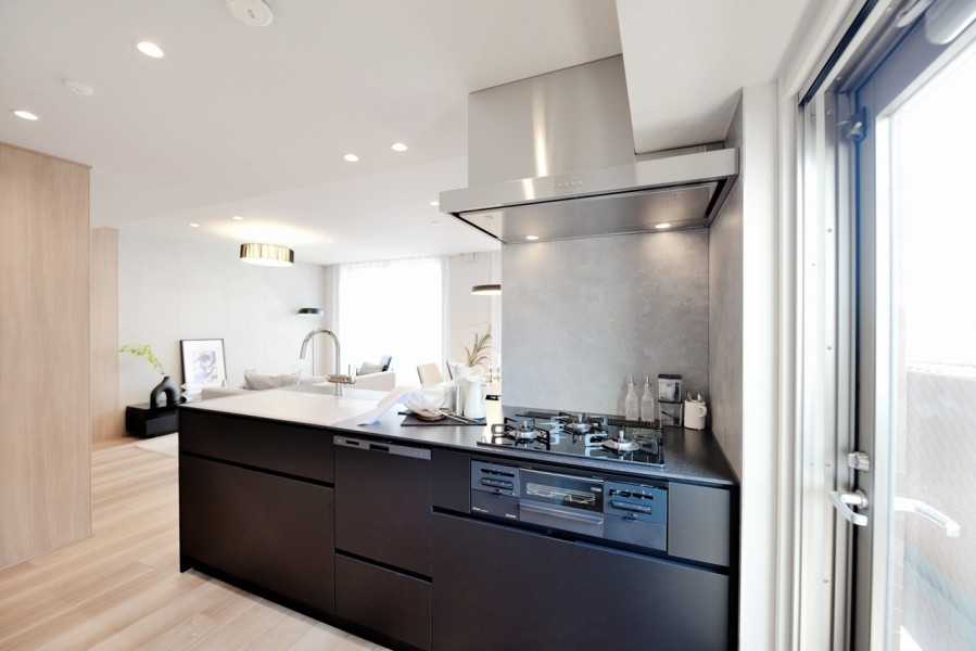 対面式のオープンキッチンで、リビングの家族ともコミュニケーションをとりながら家事が出来ます。バルコニーに繋がる勝手口もあり、換気もしやすくなっています。食器洗浄乾燥機完備で家事も効率的に行えます。