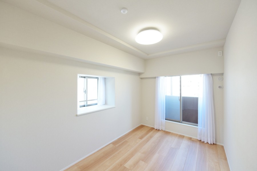 洋室1（約6.1帖）は二面採光で優しい光が差込みます。静かに心と体を休めることができる、主寝室におすすめです。シンプルな内装で、家具や小物で安らぎの空間を作れます。