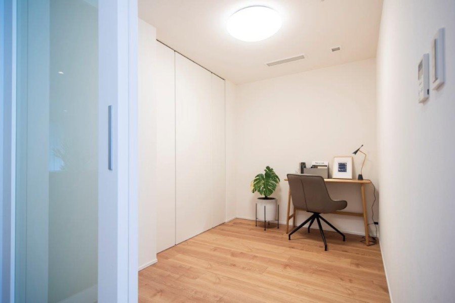 リビングと洋室2を仕切る扉は、ライフスタイルをシームレスにするガラス扉を用いました。リビングからの光も取り込めて、よりすっきりとした印象の仕上がりです。