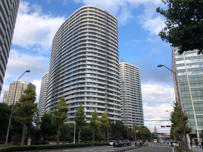 『みなとみらい』駅徒歩1分。空の青さと緑の風景を受けとめる、のびやかな佇まいの、30階建てのタワーマンションです。通勤からプライベートまで様々な快適、利便性、楽しみを享受できる住環境です。