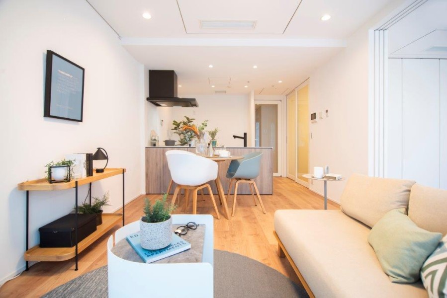 温もり溢れる木目調の床材に包まれたリビングダイニングは、心休まるあたたかな空間に仕上がりました。ご家族と快適な暮らしが叶う住まいです。