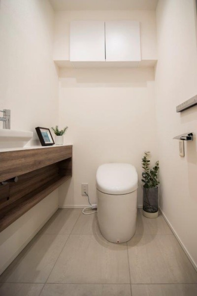 レストルームにはお部屋にぴったりなスタイリッシュなタンクレストイレが設置されています。手洗い場や収納に便利なカウンターも備え付けです。