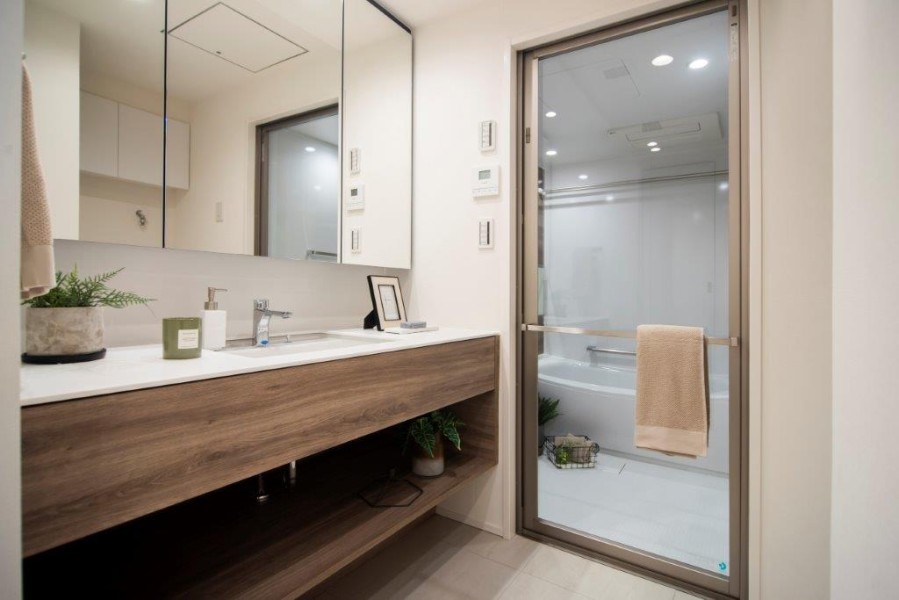 ゆとりのある洗面化粧台は大きな鏡が印象的なラグジュアリーな空間です。ボウル横にもスペースがあるので、メイクやヘアセットにも便利にお使いいただけます。