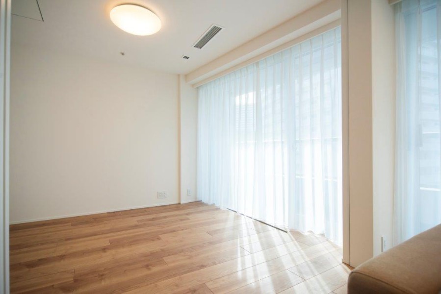 リビングダイニングに隣接している洋室1(約6.9帖)は、明るく開放感的なお部屋です。ご家族構成やライフスタイルに合わせてフレキシブルにお使い頂けます。