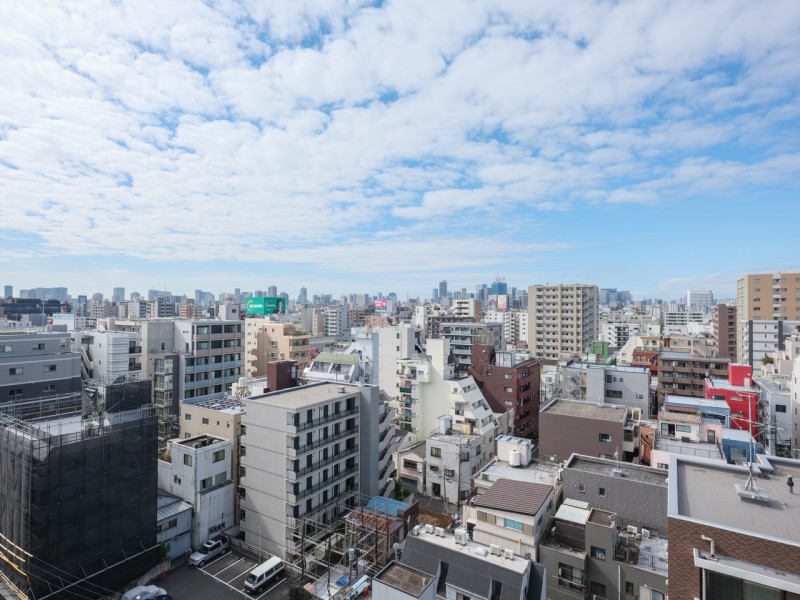 青々と広がる大空の眺めを手中におさめることができる住まいです。開放感と爽快感を味わい、ほっと一息つけそうな眺望です。