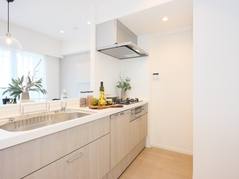 空間に美しく溶け込みつつ、インテリアの一部のようなLIXIL製のオープンキッチンです。収納も豊富でコンロ側は壁付けになっているのでお掃除もしやすいです。