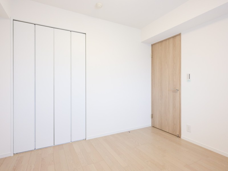 約5.5帖の洋室2は、クローゼットを備え付けているので、居住空間を広くお使いいただけます。住まう方の趣味や感性で飾っていただけるように、シンプルな内装で仕上げました。