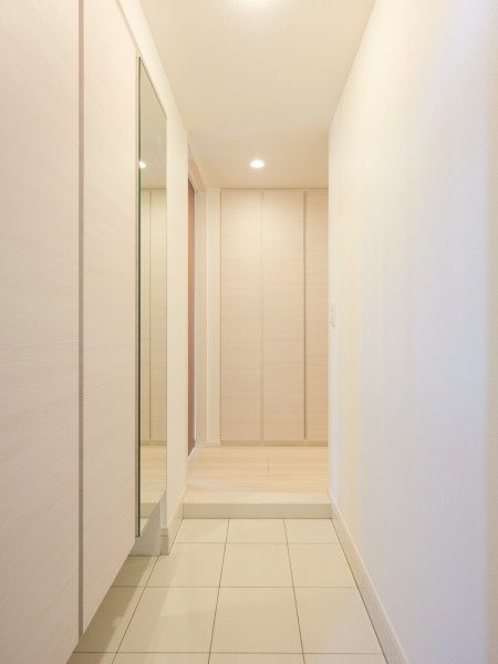 住まいの顔となる玄関は清潔感溢れる空間。お出かけ前の身だしなみチェックに重宝する大きな姿見を備え付けています。