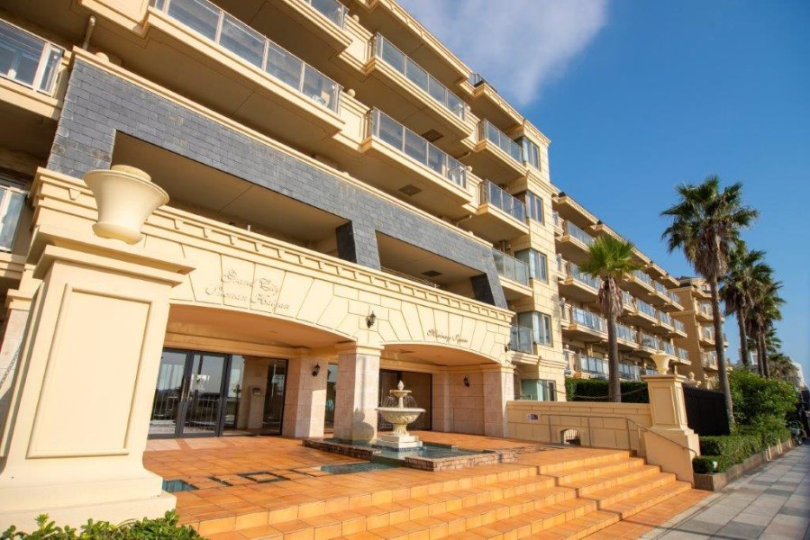 江ノ島海岸まで徒歩1分、海を望める屋上オーシャンプールがあるマンションです。江ノ島はもちろん都心へのアクセスも良好で、休日にはマリンスポーツや海岸沿いのお散歩にも最適の住環境です。