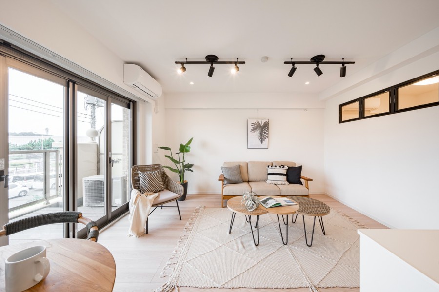 約15.1帖のリビングはダイニングスペースもゆったりと確保できる広々空間。備え付けのピクチャーレールにはアートを飾って、お好みの空間づくりをお楽しみいただけます。