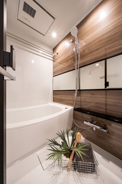 浴室暖房乾燥機も完備で、雨の日の衣類の乾燥にも便利です。お手入れ楽々な素材を使用していますので、お掃除もしやすく日常生活も快適にお過ごしいただけます。