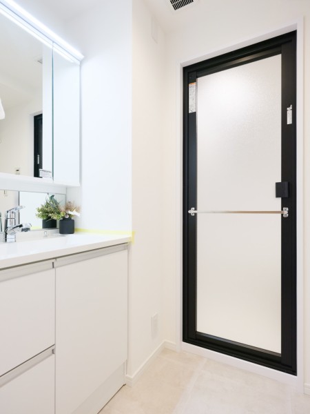 白を基調とした清潔感溢れるデザインの洗面化粧台です。三面鏡裏や足元の収納など使いやすさも兼ね備えています。