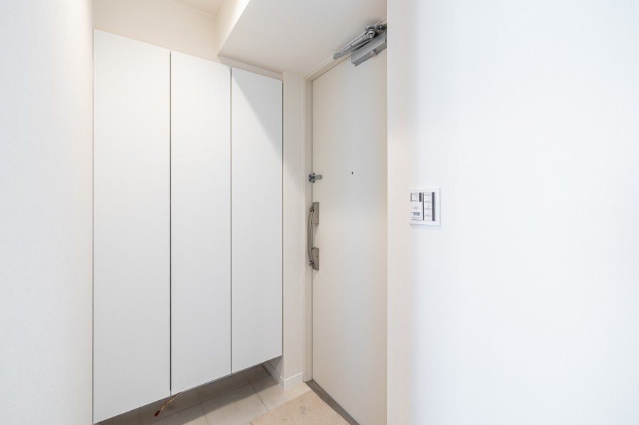 フットライトと人感センサーライトを設置した玄関です。収納力のあるシューズボックスも備え付けましたので玄関もすっきり保てます。