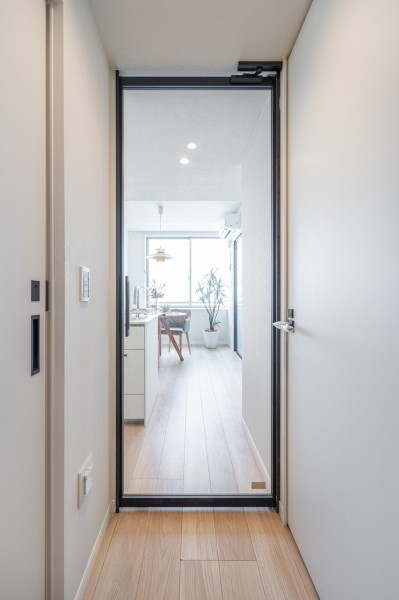 お部屋のお顔となる玄関は爽やかで明るいスペースに。リビングから光を採りこんだり、人感センサー付照明でいつでもほっとする空間です。