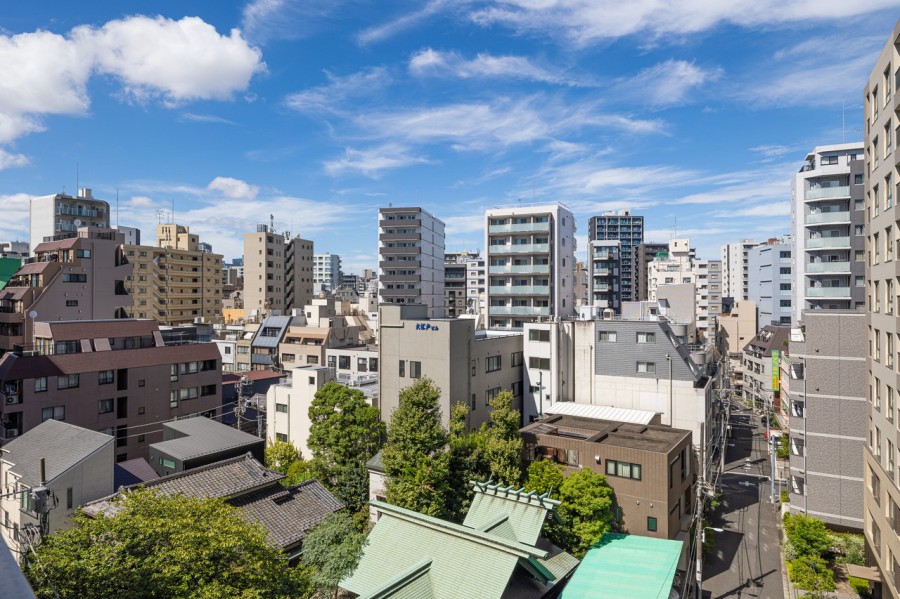 前面を遮る建物もなく、スッキリとした大きな青い空が広がります。時間と共に移り変わっていく空の様子を眺めながら、少し肩の力を抜きたくなるような空間です。