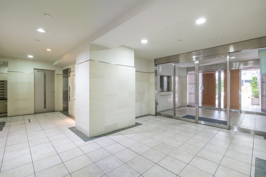 開放的な空間を感じるエントランスホールです。オートロック・宅配ＢＯＸ完備、ペット飼育可能です。エレベーターは鍵をかざして作動するので、セキュリティ面も安心です。