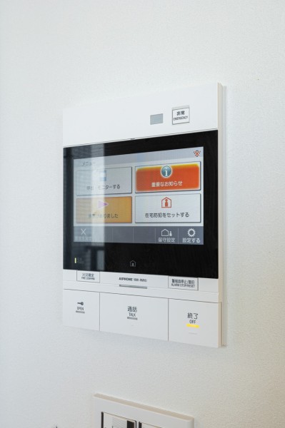 ◆TVモニター付インターホン◆訪ねてきた相手をモニター越しに確認でき、防犯対策に役立ちます。インターホン越しに話をすることが可能です。