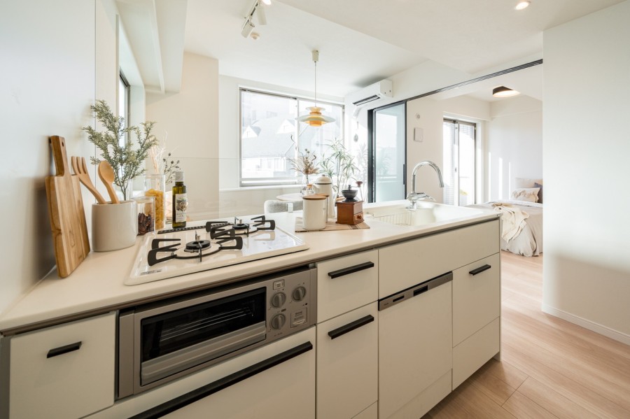 お部屋の雰囲気に溶け込む、インテリアの一部のようなオープンキッチンです。ホワイトの清潔感あるキッチンは飽きずに長く使えるデザインと、使い勝手を備えています。