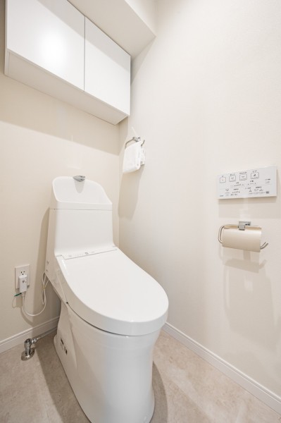 優れた節水効果や汚れが付きにくい便座など、ほしかった機能が揃ったウォシュレット一体型トイレです。背面には収納に便利な吊戸棚収納を備え付けました。