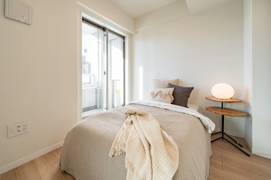 穏やかな自然光が注がれる洋室1です。温もりを感じるフローリングやホワイトで統一された壁紙がやわらかい雰囲気を演出してくれます。