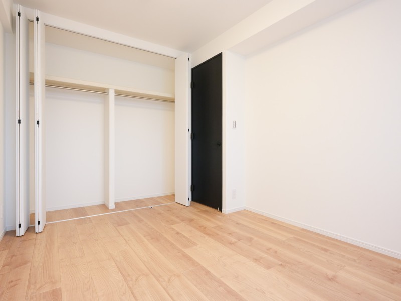 間口の広いクローゼット付きで居室部分を広々とお使いいただける洋室1です。心地よい光と風を運んでくれるお部屋は、おだやかな空気に纏われています。