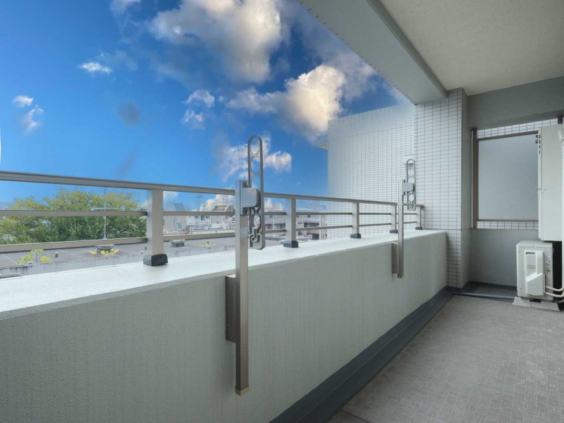 バルコニーからの眺望は、目の前に高い建物がなく開けた青空を仰げます。洗濯金物付きで晴れた日にはしっかりと洗濯物を乾かせそうです。