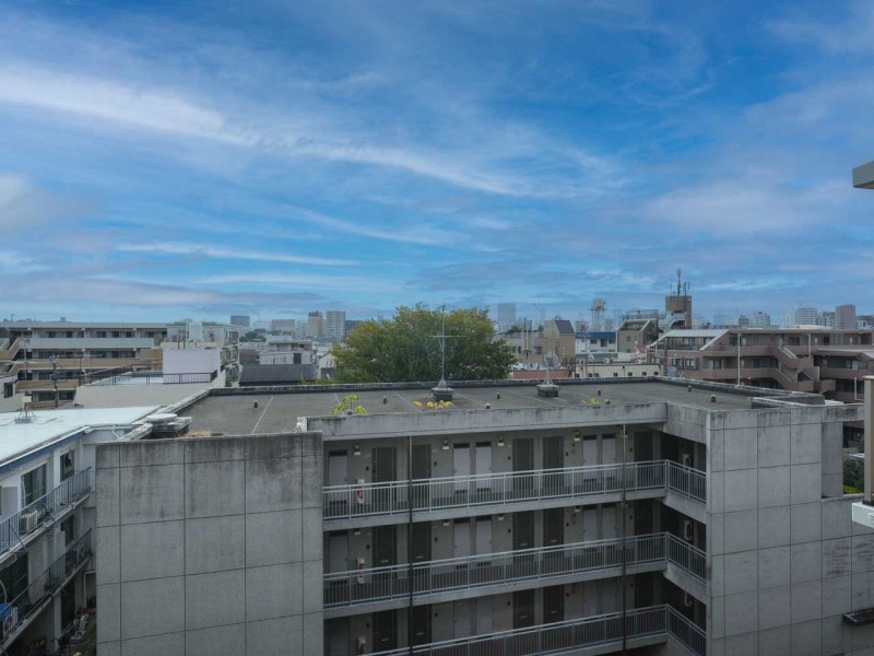 前面を遮る建物もなく、スッキリとした大きな青い空が広がります。時間と共に移り変わっていく空の様子を眺めながら、少し肩の力を抜きたくなるような空間です。