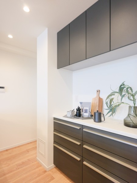 背面には便利なカップボードも備え付けです。コーヒーメーカーやトースター、食器等の収納に便利でキッチンをすっきりとお使いいただけます。