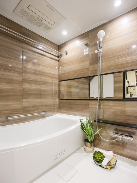 美しいカーブと全身を包み込むような入浴感が特長の浴槽や光沢感のある木目調パネルによって、より一層くつろぎの空間が演出されるバスルームです。