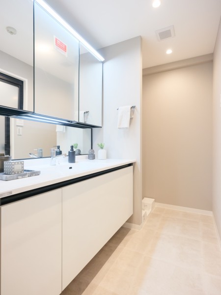 収納豊富で実用的な洗面化粧台を新規設置しました。ボウル横にもスペースがあるので、メイクやヘアセットにも便利にお使いいただけます。