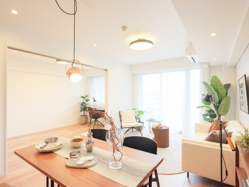 リビングダイニングキッチン(約15.3帖)には床暖房が敷設されているので、小さなお子様やペットがいても安心してお部屋を暖められます。