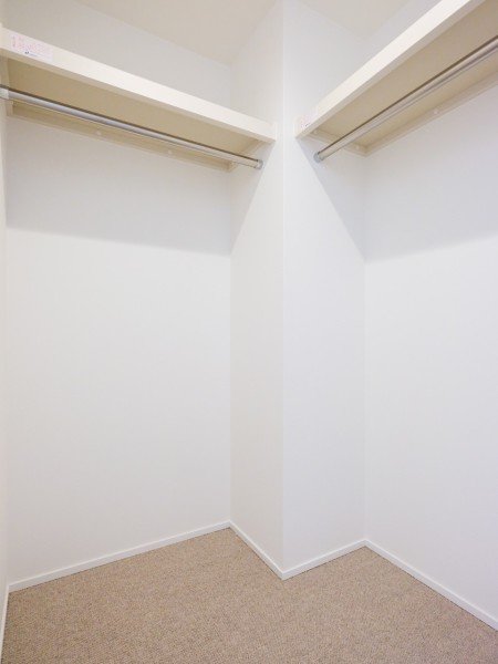 洋室1のウォークインクローゼットです。枕棚とハンガーラックがあり、オフシーズンの衣類やカバンなどもたっぷりと収納できます。