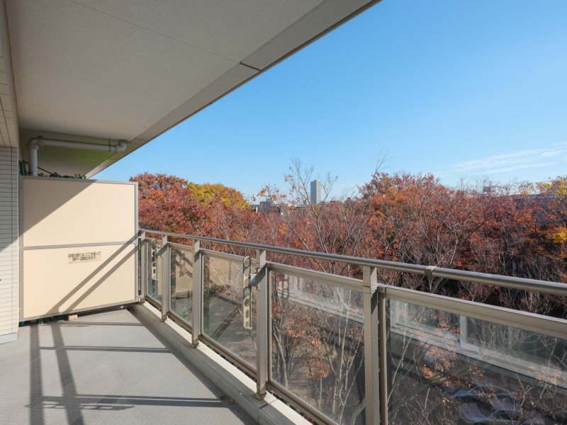 南東向きのバルコニーは心地よい陽光を取り込み、空間をゆるやかに紡ぐバルコニーです。爽やかな風が感じられるリフレッシュにぴったりな空間です。