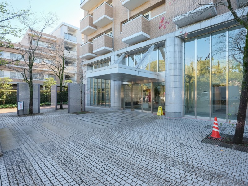 安心の24時間有人管理・ダブルオートロックありの管理体制良好な住まいです。ゲストルームやライブラリーなどの共用設備が充実しています。