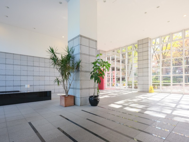 大きな窓から爽やかな光を採り入れ、清潔に保たれた広々としたマンションエントランスロビーは、グレードの高さを誇っています。開放感のある空間が「上質」な佇まいへ導いてくれます。