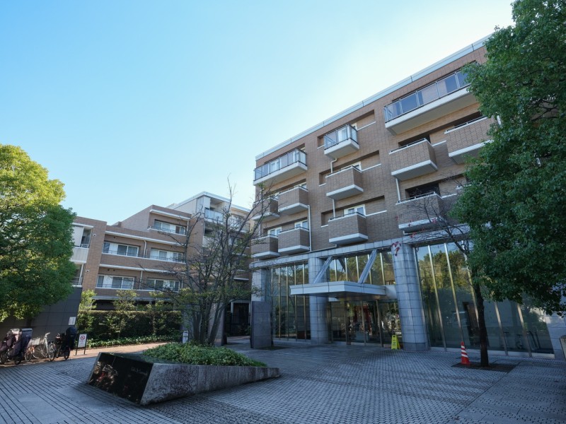 第一種低層住居専用地域の閑静な住宅街に位置する、三井不動産旧分譲パークシティシリーズです。約15900m²をこえるゆとりある敷地には心やすらぐ植栽が施され、豊かな自然を感じる住環境です。安心の24時間有人管理・ダブルオートロックありの管理体制良好な住まいです。ゲストルームやライブラリーなどの共用設備が充実しています。