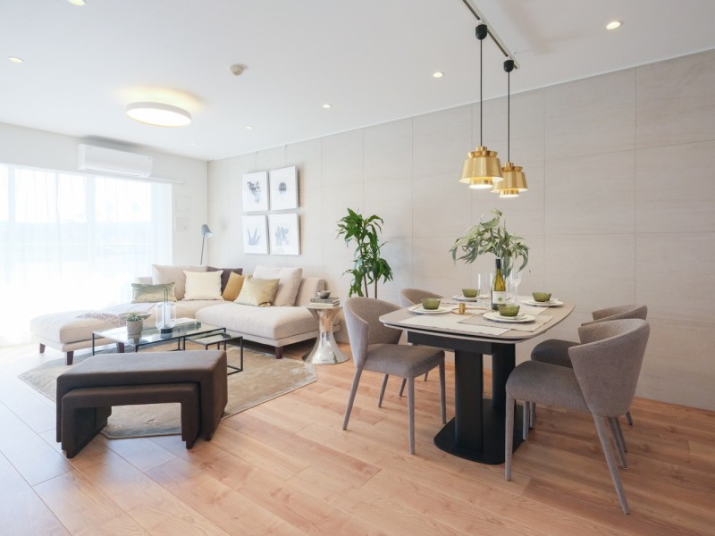 心がほっとする陽光が注がれるリビングダイニングは、開放感と安らぎを享受したのびやかな住空間です。解放感溢れるお部屋はご家族団らんのひとときを大切に、より快適にお過ごしいただける空間です。