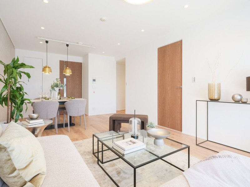 お部屋は自然の優しい温もりを添えた居心地の良い内装に仕上げました。床材にはトリニティのチェスナットを採用し、上質で温もり溢れる住まいを演出します