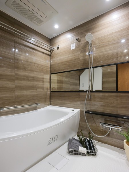 光沢のある木目調パネルが高級感を漂わせるバスルーム。ゆったりとした1418サイズのバスルームが1日の疲れをしっかり癒してくれます。