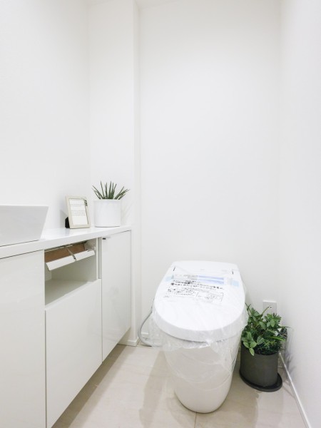 洗練されたお部屋にぴったりなデザイン性の高いレストルームです。毎日使う場所だからこそ、清潔感と使いやすさを考慮した空間です。