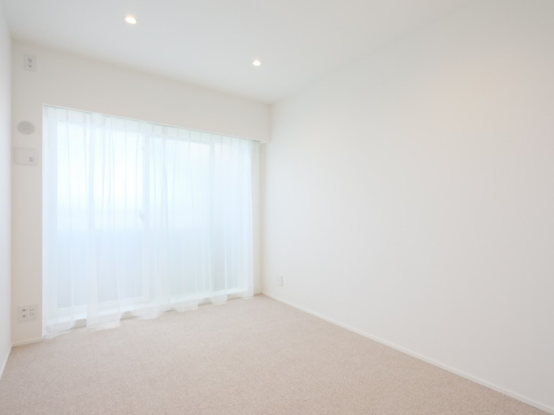 約6.2帖の洋室1は主寝室にぴったりなお部屋です。大きな窓があり、明るく、過ぎゆく時間をのんびりと感じることができる空間です。