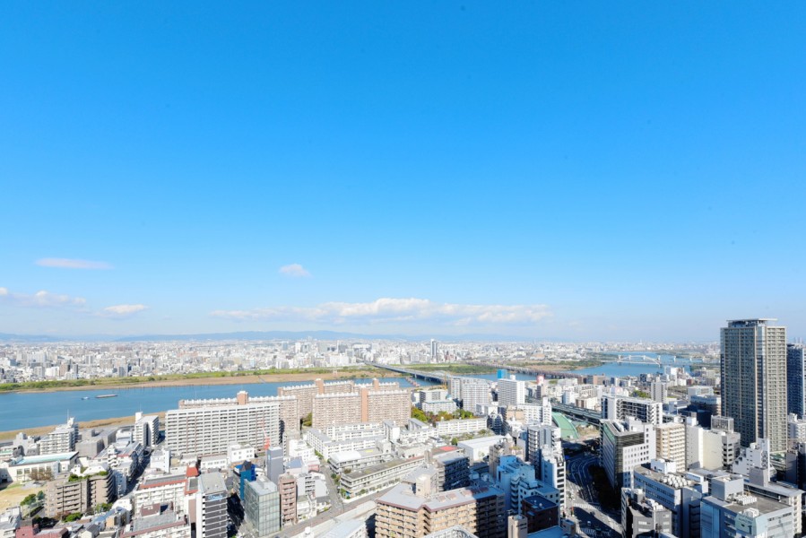 32階部分、北東向きです。大阪の街並みと、遠くまで開けた青空、きらきらと光を反射しながら流れる淀川を望む眺望があります。時間や季節と共に変化していく景色を眺めながら、少し日常から離れて自分の時間を過ごしたくなるような爽快さを味わえます。