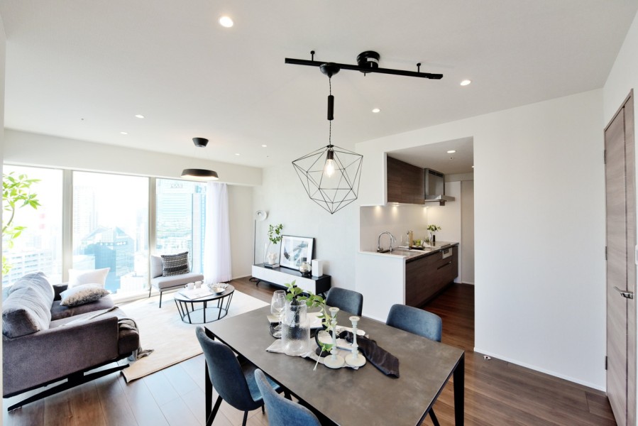 LDKは約18.7帖の空間です。北東・南東の角住戸で、陽当たり・眺望良好です。お部屋に入った瞬間目に飛び込んでくる大きな窓から、優しい光が入り、非常に開放感のある空間が広がります。