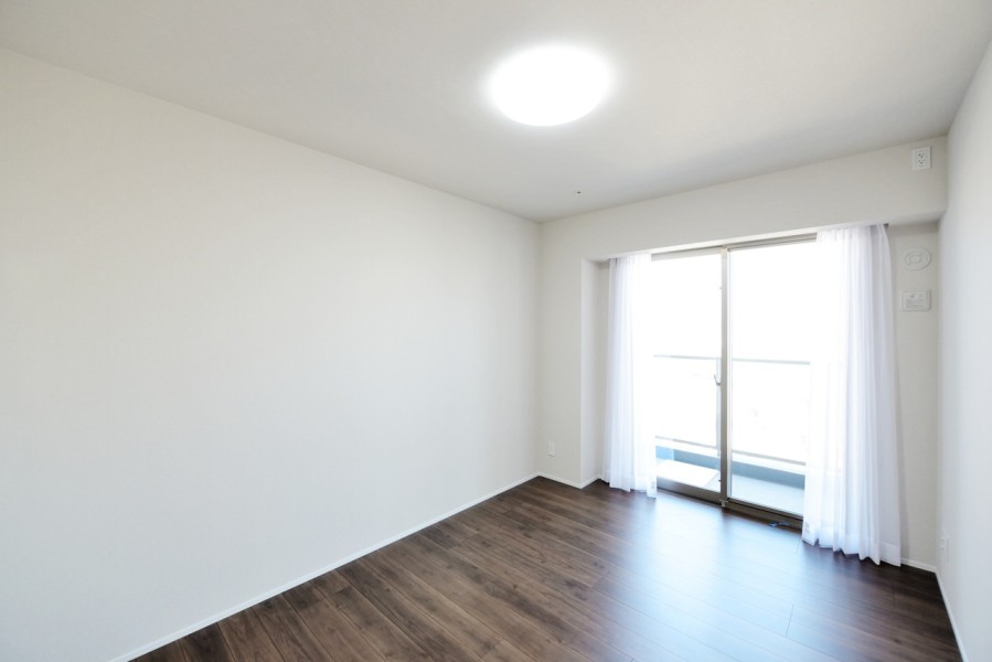 洋室1（約7.1帖）全てのお部屋がバルコニーに面した開放感のあるお部屋です。ウォークインクローゼットを備えたゆったりとした居室は、主寝室におすすめです。