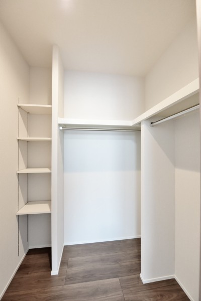 洋室1には棚、ハンガーパイプなどを備えた大容量のウォークインクローゼットを設置しています。毎日のお気に入りのお洋服から、季節もののアウター、バッグや小物類などたっぷり収納できます。